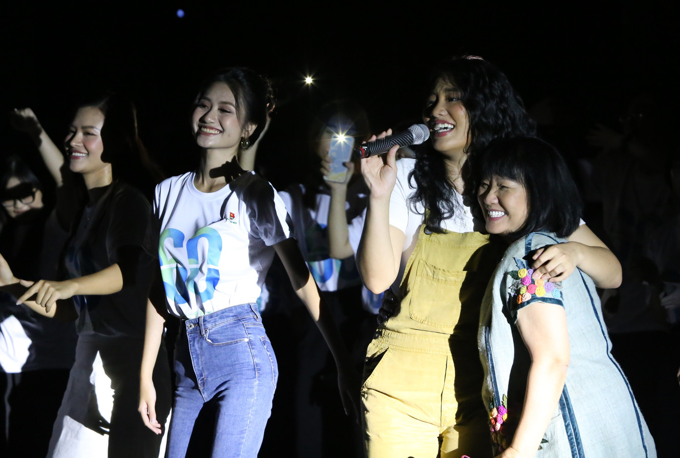 Cece Trương (con gái danh ca Cẩm Vân) góp không khí sôi nổi tại đêm diễn ra sự kiện này.