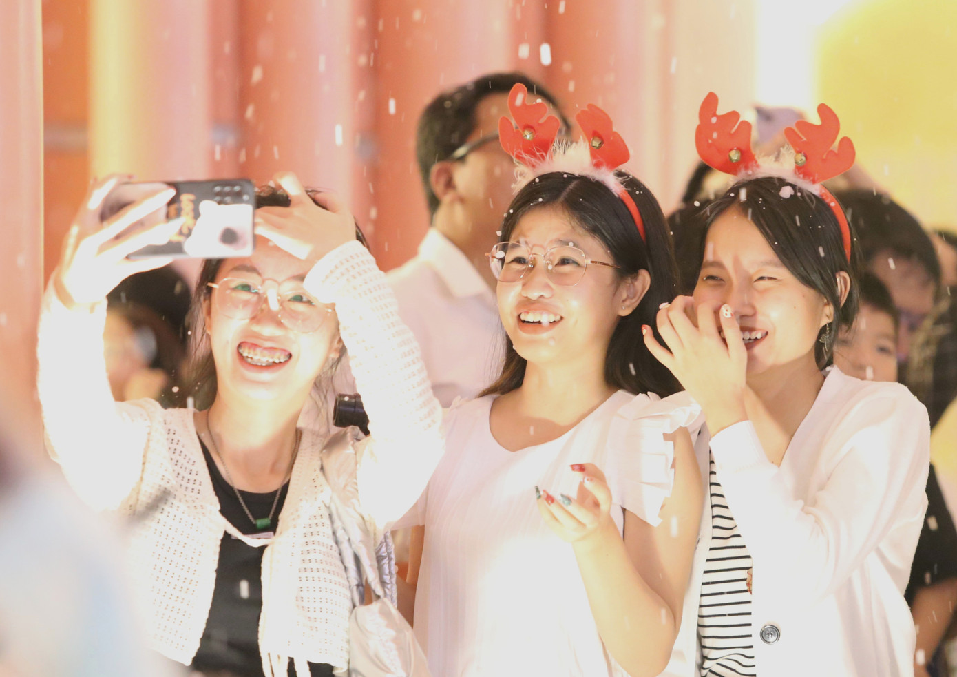 Một trong những điều thích thú nhất ở nhà thờ này là những màn "mưa tuyết" trắng xóa rất sinh động.