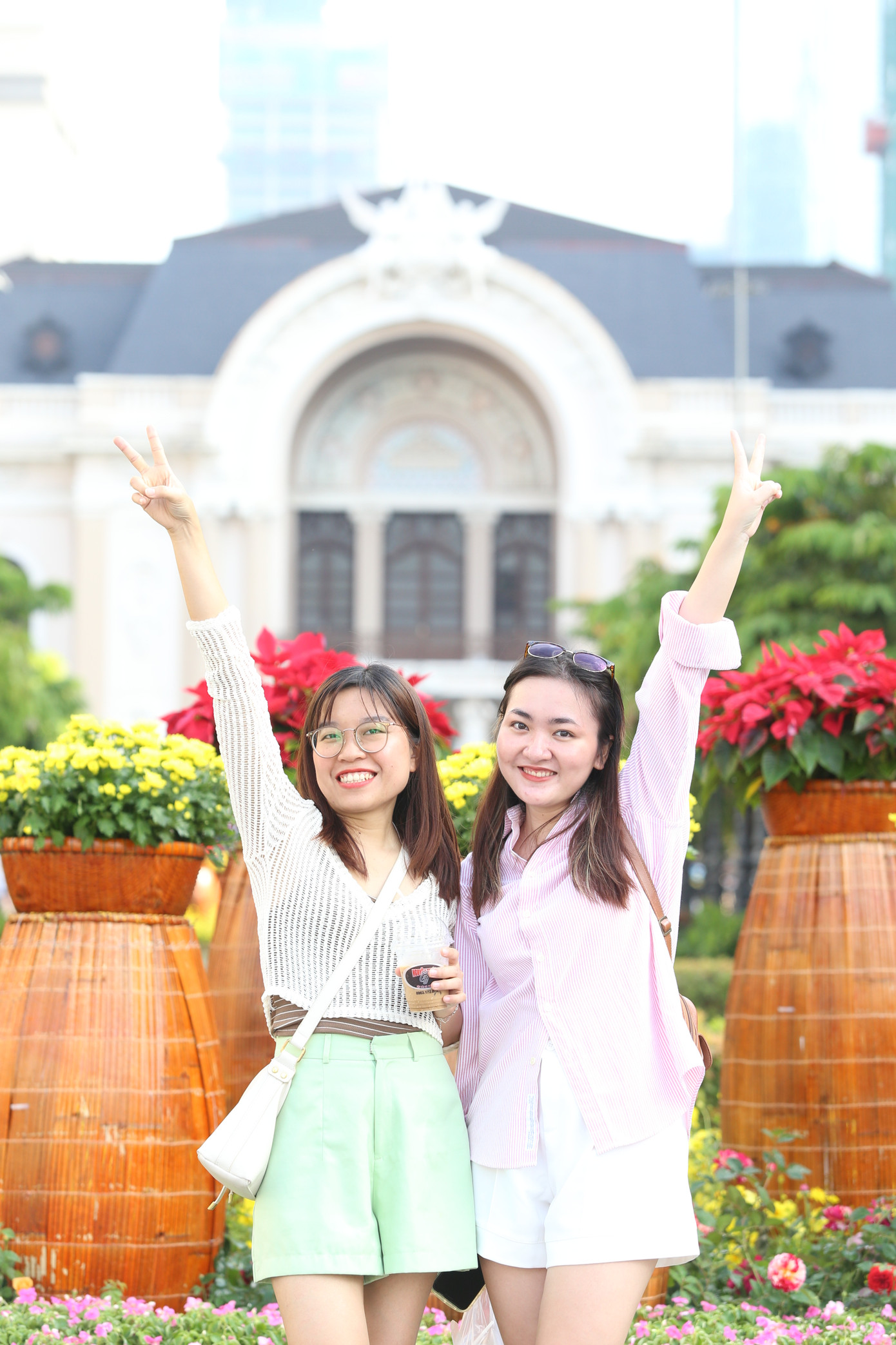 "Tụi mình lên kế hoạch đi nghe nhạc nhưng tình cờ thấy không gian này đẹp nên đến chụp hình luôn", đôi bạn chia sẻ. "Tụi mình lên kế hoạch đi nghe nhạc nhưng tình cờ thấy không gian này đẹp nên đến chụp hình luôn", đôi bạn chia sẻ.