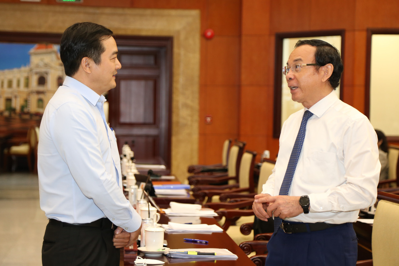 Bí thư Thành ủy TPHCM Nguyễn Văn Nên trao đổi công việc với cán bộ sở ngành thành phố tại kỳ họp. Ảnh: Ngô Tùng