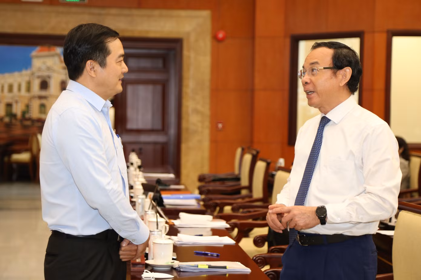 Bí thư Thành ủy TPHCM Nguyễn Văn Nên trao đổi công việc với cán bộ sở ngành thành phố tại kỳ họp. Ảnh: Ngô Tùng Bí thư Thành ủy TPHCM Nguyễn Văn Nên trao đổi công việc với cán bộ sở ngành thành phố tại kỳ họp. Ảnh: Ngô Tùng