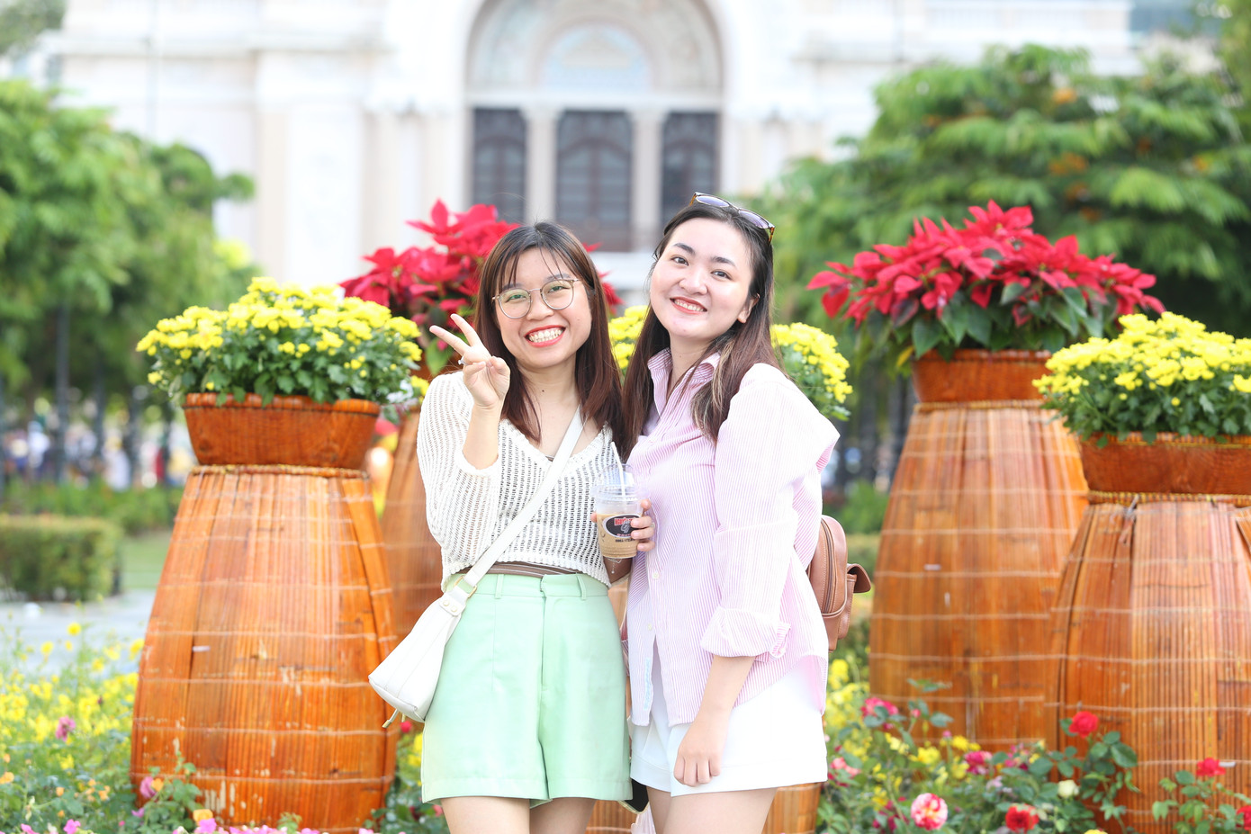 Sáng cuối tuần, tranh thủ những ngày nghỉ lễ, Thùy Trinh (bên trái) cùng cô bạn Thùy Hương tranh thủ chụp ảnh lưu lại hương sắc xuân sau khi xem hòa nhạc ở Nhà hát Thành phố. Sáng cuối tuần, tranh thủ những ngày nghỉ lễ, Thùy Trinh (bên trái) cùng cô bạn Thùy Hương tranh thủ chụp ảnh lưu lại hương sắc xuân sau khi xem hòa nhạc ở Nhà hát Thành phố.