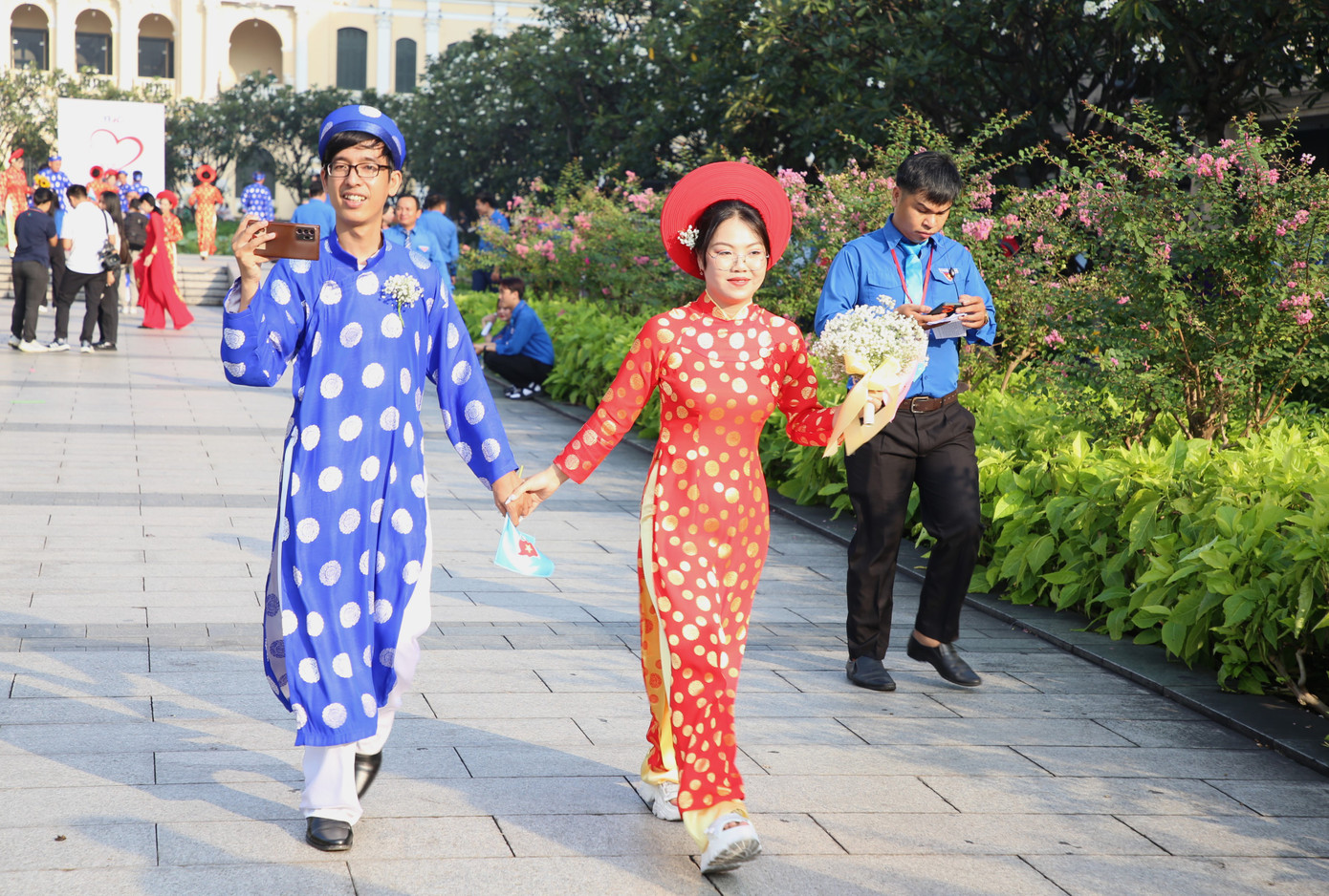 Ngoài ra, Ban tổ chức cũng xem xét trao tặng Nhà tình bạn, Căn phòng mơ ước cho các cặp đôi có hoàn cảnh khó khăn.