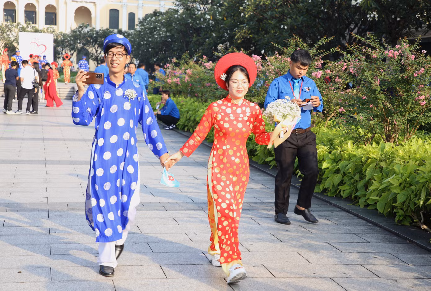 Ngoài ra, Ban tổ chức cũng xem xét trao tặng Nhà tình bạn, Căn phòng mơ ước cho các cặp đôi có hoàn cảnh khó khăn.