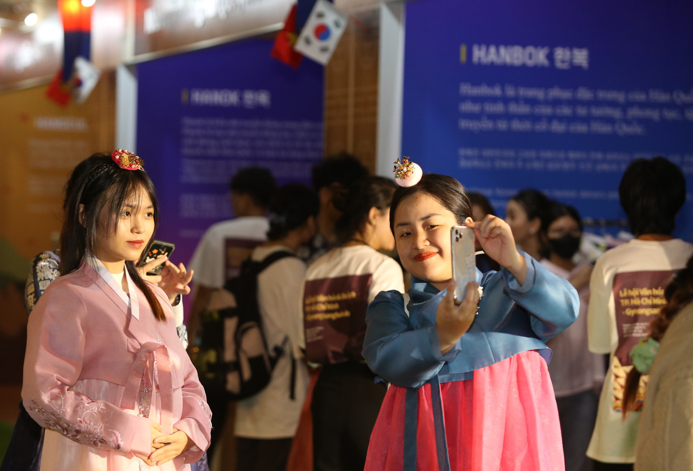 Các bạn trẻ lưu lại khoảnh khắc mặc trang phục Hanbok khi đến vui chơi tại lễ hội.