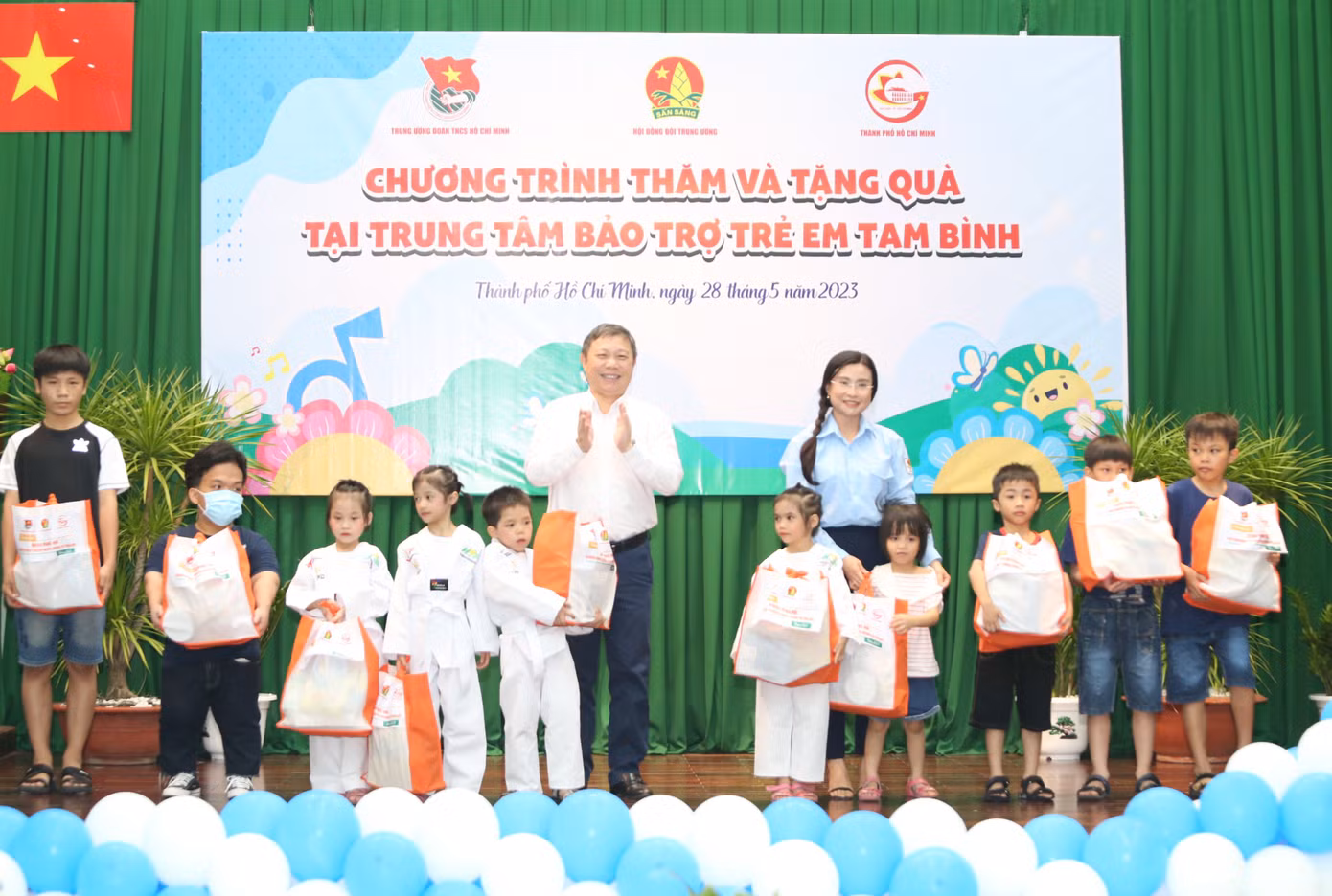 Phó Chủ tịch UBND TPHCM Dương Anh Đức và Bí thư Trung ương Đoàn Nguyễn Phạm Duy Trang trao quà cho các em thiếu nhi. Phó Chủ tịch UBND TPHCM Dương Anh Đức và Bí thư Trung ương Đoàn Nguyễn Phạm Duy Trang trao quà cho các em thiếu nhi.