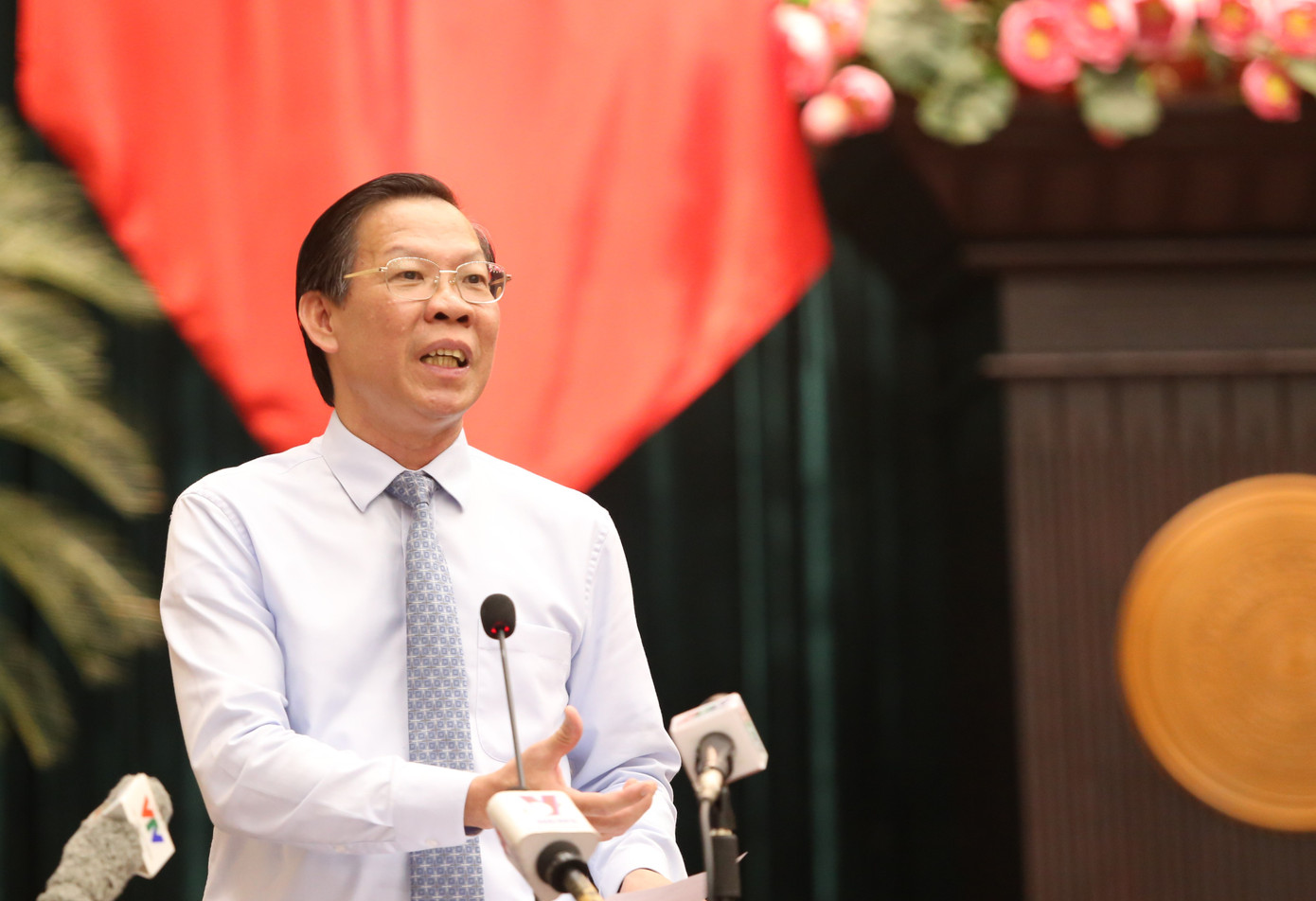 Chủ tịch UBND TPHCM Phan Văn Mãi trả lời ý kiến đại biểu quan tâm đặt vấn đề. Chủ tịch UBND TPHCM Phan Văn Mãi trả lời ý kiến đại biểu quan tâm đặt vấn đề.