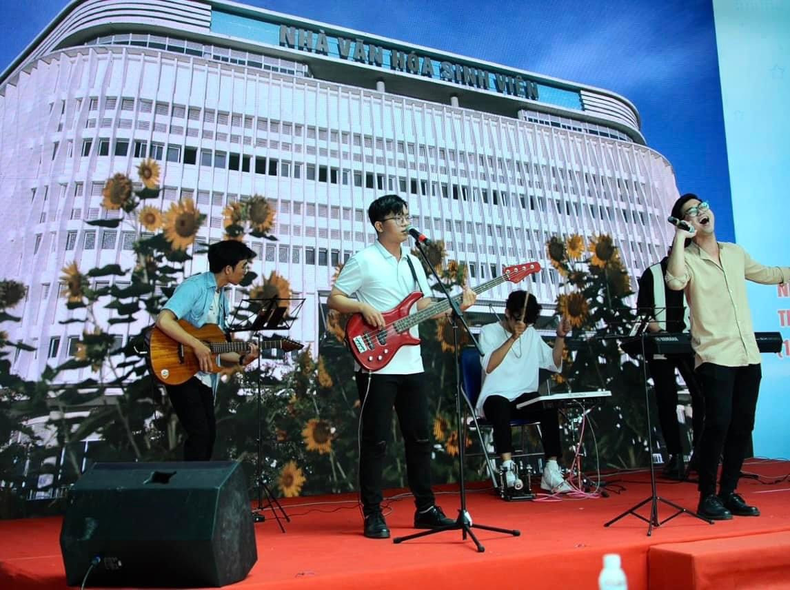 Thái Tuấn dành nhiều tâm huyết sáng tác và biểu diễn dòng nhạc hướng về người trẻ. Ảnh: NVCC