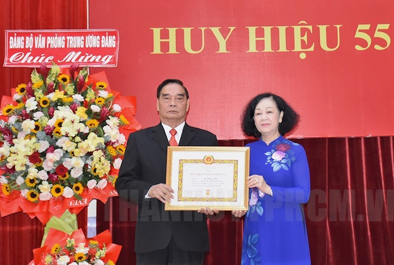 Thường trực Ban Bí thư Trương Thị Mai trao Huy hiệu 55 tuổi Đảng tặng ông Lê Hồng Anh. Ảnh: Thành uỷ TPHCM.
