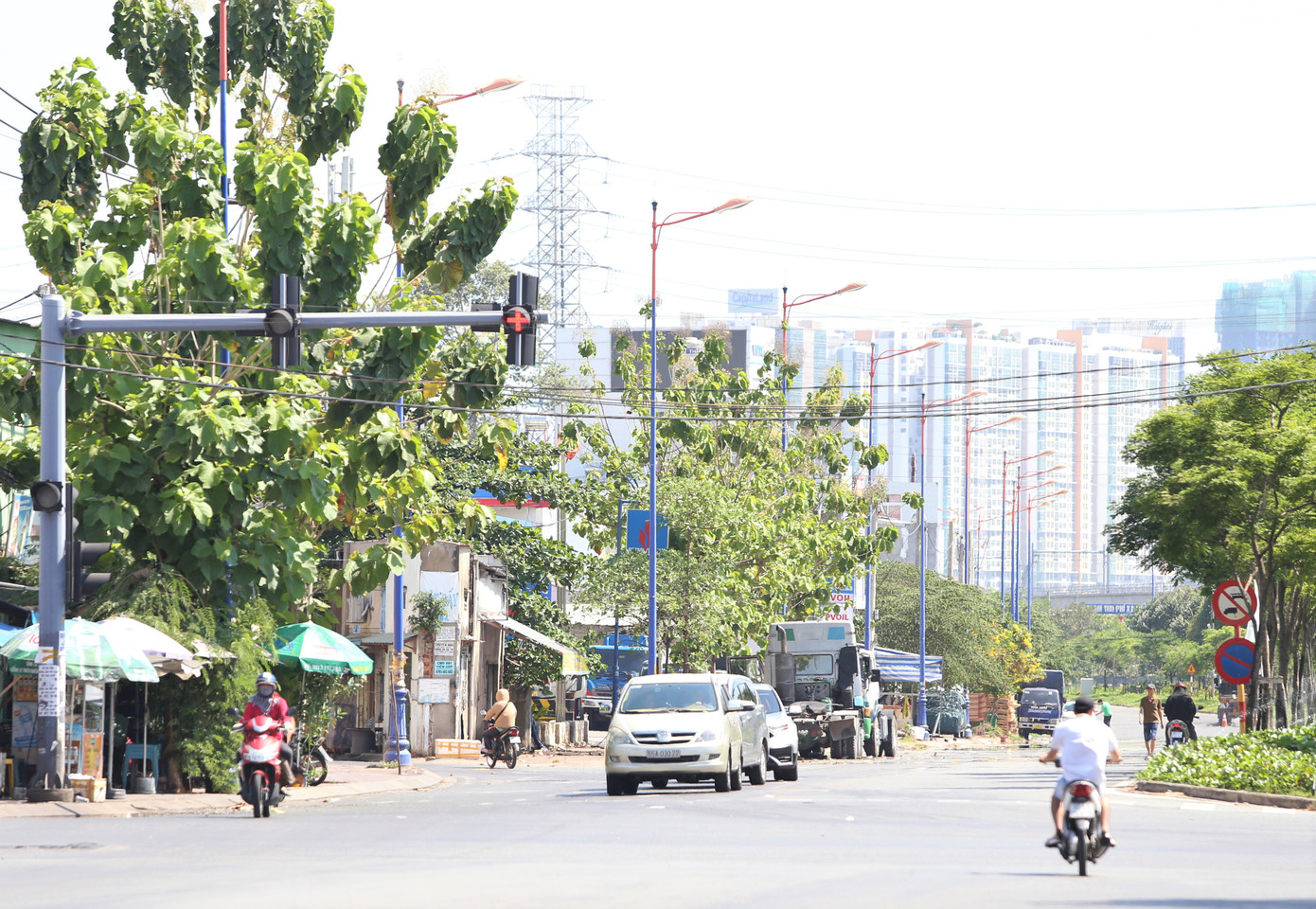 Theo Đài Khí tượng thủy văn Khu vực Nam Bộ, tình hình nắng nóng được dự báo tiếp tục duy trì trong 24 - 48 giờ tới, thời gian nắng nóng rơi vào khoảng 12h00 - 16h00 hàng ngày. Theo Đài Khí tượng thủy văn Khu vực Nam Bộ, tình hình nắng nóng được dự báo tiếp tục duy trì trong 24 - 48 giờ tới, thời gian nắng nóng rơi vào khoảng 12h00 - 16h00 hàng ngày.
