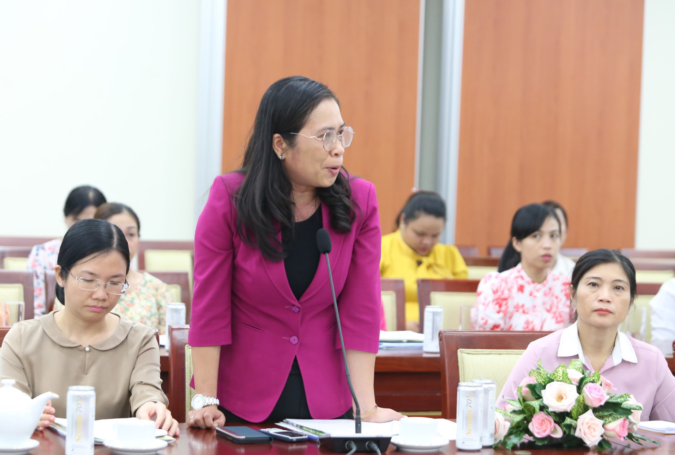 Bà Bé Hai trao đổi tại buổi đối thoại.