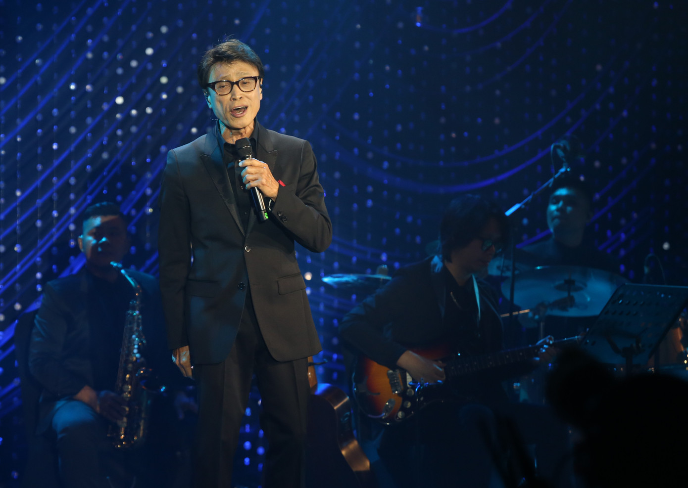 Trong đêm nhạc, nam danh ca lần lượt gửi đến khán giả mộ điệu loạt bài ông đặc biệt yêu thích trong kho tàng âm nhạc của Trịnh Công Sơn, trong đó có Phôi pha, ca khúc ông từng hát tặng cố nhạc sĩ tại một phòng trà vào năm 1993.