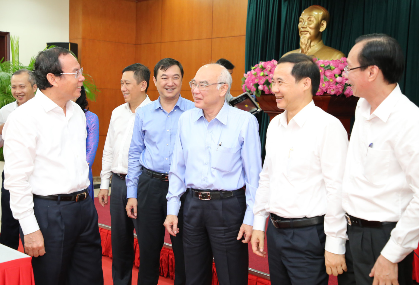 Bí thư Thành uỷ TPHCM Nguyễn Văn Nên (bìa trái) cùng các đại biểu trao đổi bên lề hội thảo. Ảnh: Ngô Tùng Bí thư Thành uỷ TPHCM Nguyễn Văn Nên (bìa trái) cùng các đại biểu trao đổi bên lề hội thảo. Ảnh: Ngô Tùng