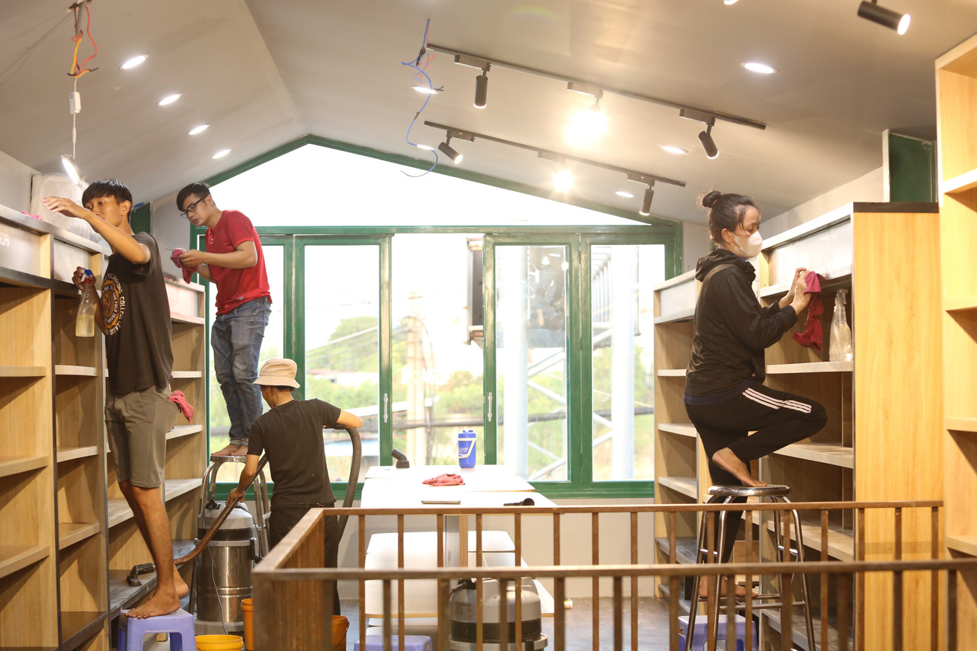 Những ngày qua, các gian hàng kinh doanh sách và các dịch vụ khác tại đường sách này đã tập trung bố trí, lắp đặt, hoàn thiện nội thất và các thiết bị cần thiết để chuẩn bị đi vào hoạt động.