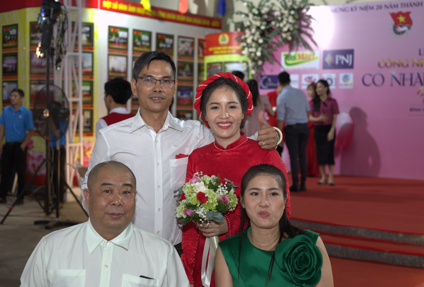 Khoảnh khắc hạnh phúc của đôi các đôi uyên ương bên người thân. Ảnh: Ngô Tùng Khoảnh khắc hạnh phúc của đôi các đôi uyên ương bên người thân. Ảnh: Ngô Tùng