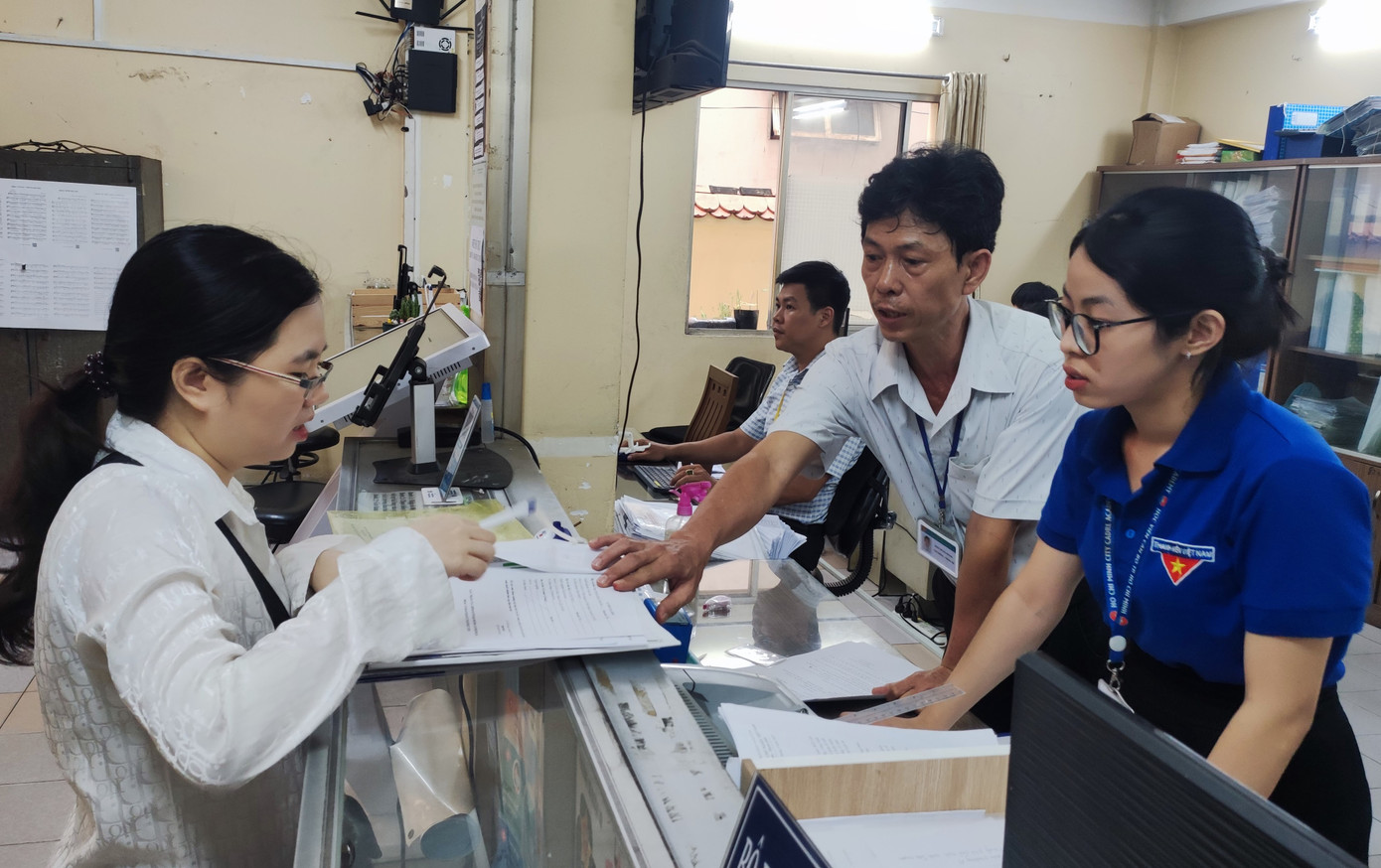 Cán bộ công chức địa phương tại TPHCM thực hiện công vụ. Ảnh: Ngô Tùng