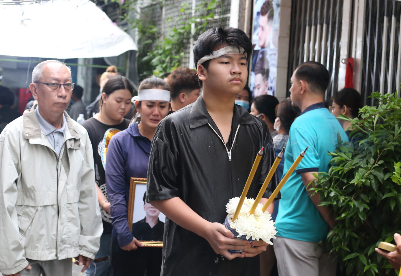 Sáng sớm 1/9, tại hẻm trên đường Nguyễn Cảnh Chân, quận 1, người thân, hàng xóm đưa tiễn nam ca sĩ chặng đường cuối. Ảnh: Ngô Tùng. Sáng sớm 1/9, tại hẻm trên đường Nguyễn Cảnh Chân, quận 1, người thân, hàng xóm đưa tiễn nam ca sĩ chặng đường cuối. Ảnh: Ngô Tùng.