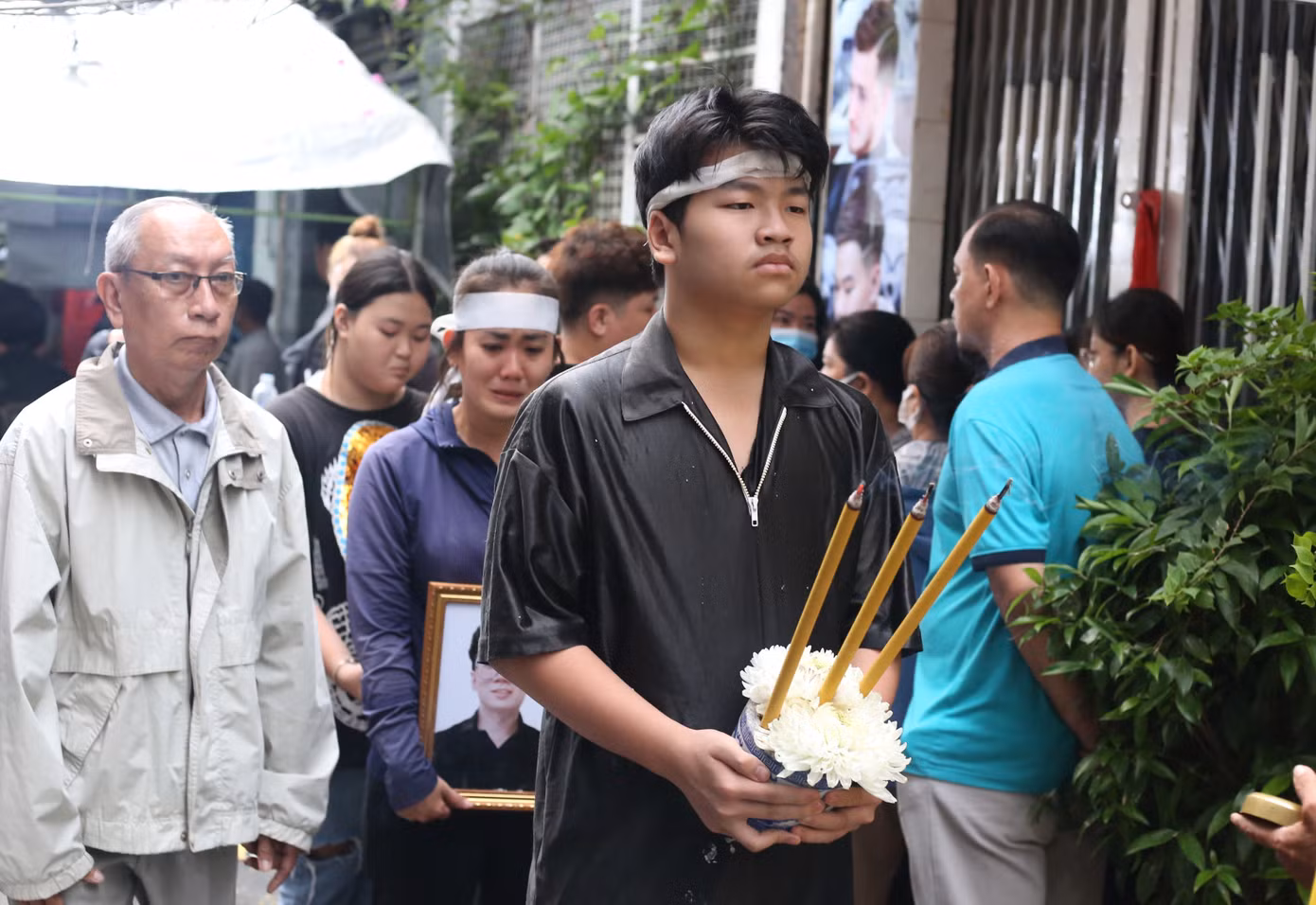 Sáng sớm 1/9, tại hẻm trên đường Nguyễn Cảnh Chân, quận 1, người thân, hàng xóm đưa tiễn nam ca sĩ chặng đường cuối. Ảnh: Ngô Tùng.