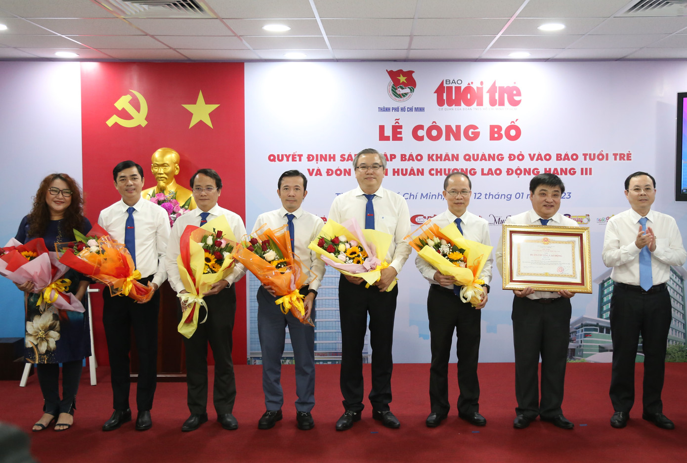 Phó Bí thư Thành ủy TPHCM Nguyễn Văn Hiếu (bìa phải) trao Huân chương Lao động hạng Ba cho tập thể báo Tuổi Trẻ. Ảnh: Ngô Tùng Phó Bí thư Thành ủy TPHCM Nguyễn Văn Hiếu (bìa phải) trao Huân chương Lao động hạng Ba cho tập thể báo Tuổi Trẻ. Ảnh: Ngô Tùng