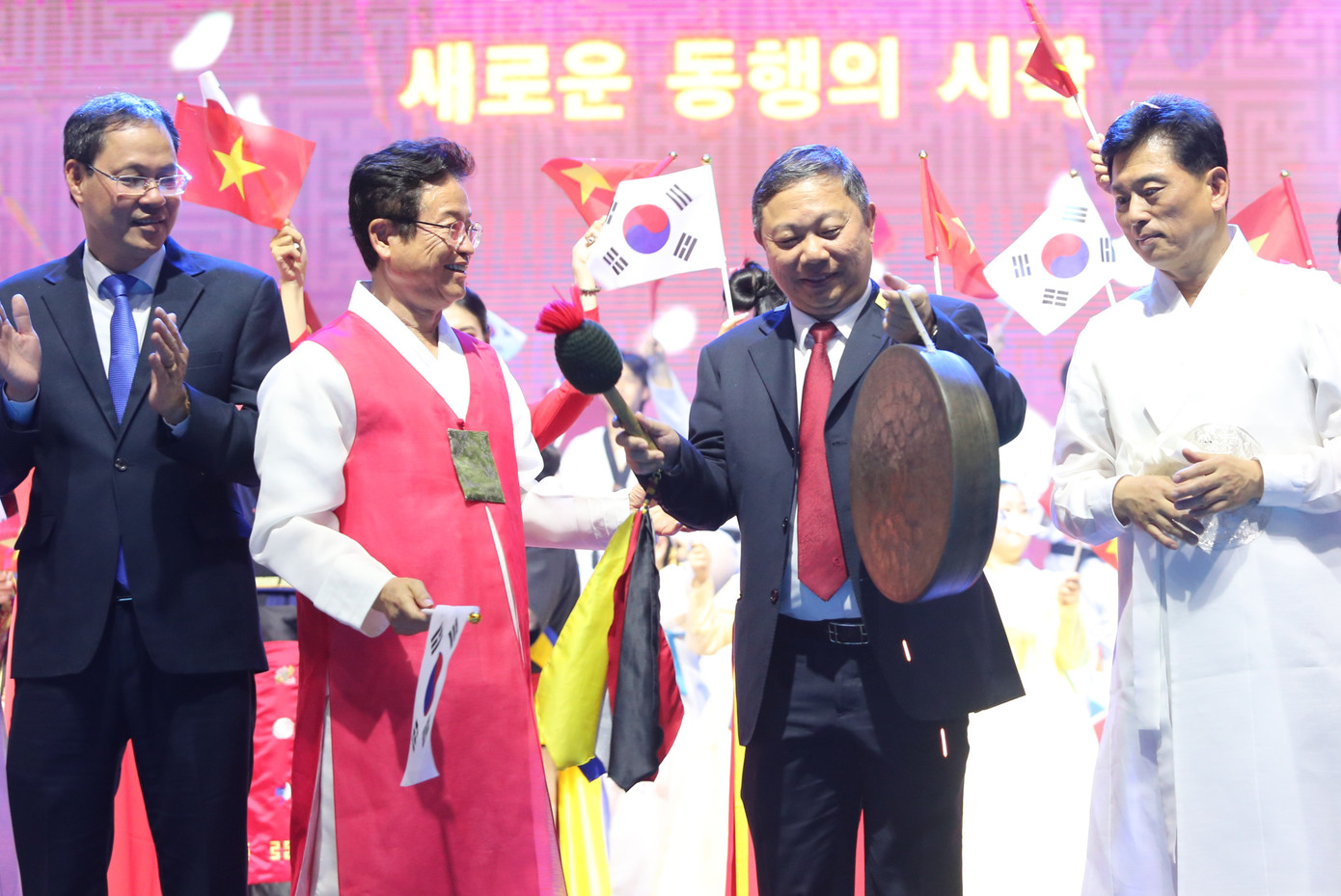 Lãnh đạo TPHCM và ông Lee Cheol Woo - Tỉnh trưởng tỉnh Gyeongsangbuk-do cùng các quan chức hai địa phương khai mạc lễ hội.