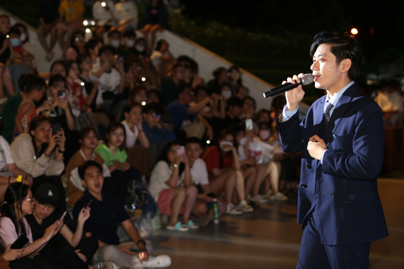 Ngay sau đó, hàng nghìn sinh viên có dịp thưởng thức, giao lưu với những giọng ca trẻ được đông đảo khán giả mến mộ. Ngay sau đó, hàng nghìn sinh viên có dịp thưởng thức, giao lưu với những giọng ca trẻ được đông đảo khán giả mến mộ.