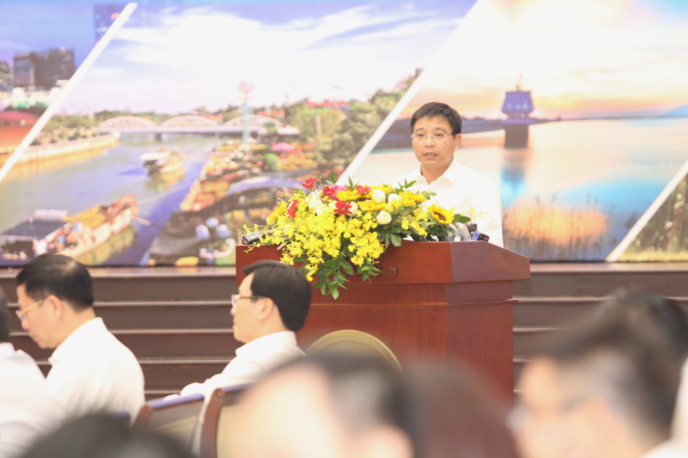 Bộ trưởng Bộ GTVT Nguyễn Văn Thắng trao đổi tại hội nghị. Ảnh: Ngô Tùng