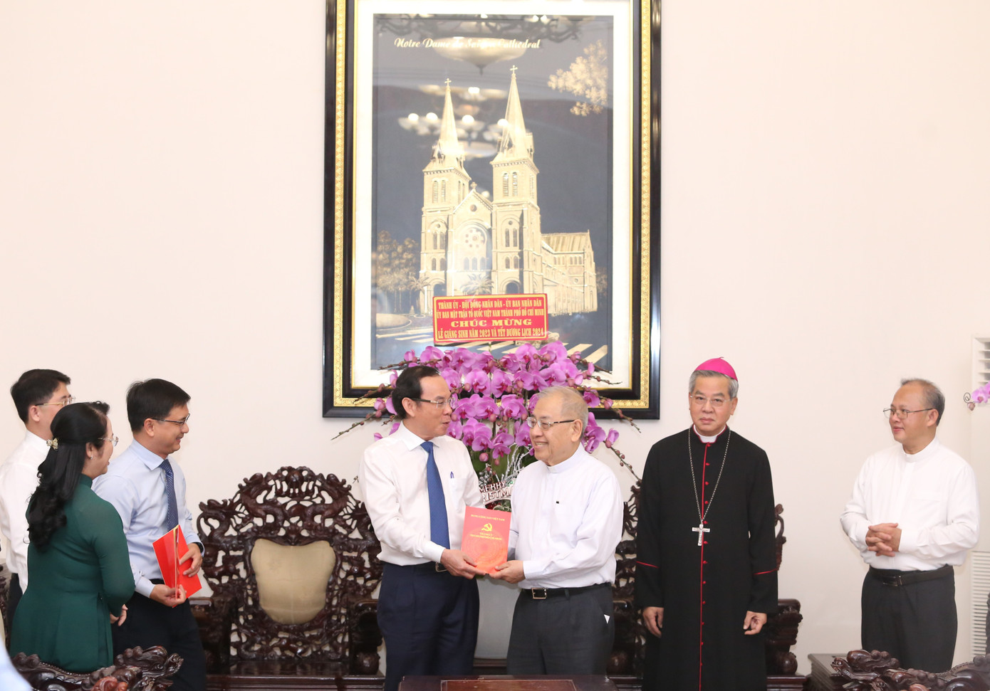 Bí thư Thành ủy Nguyễn Văn Nên gửi quà tặng đến các linh mục, tu sĩ Công giáo nhân mùa Noel. Bí thư Thành ủy Nguyễn Văn Nên gửi quà tặng đến các linh mục, tu sĩ Công giáo nhân mùa Noel.