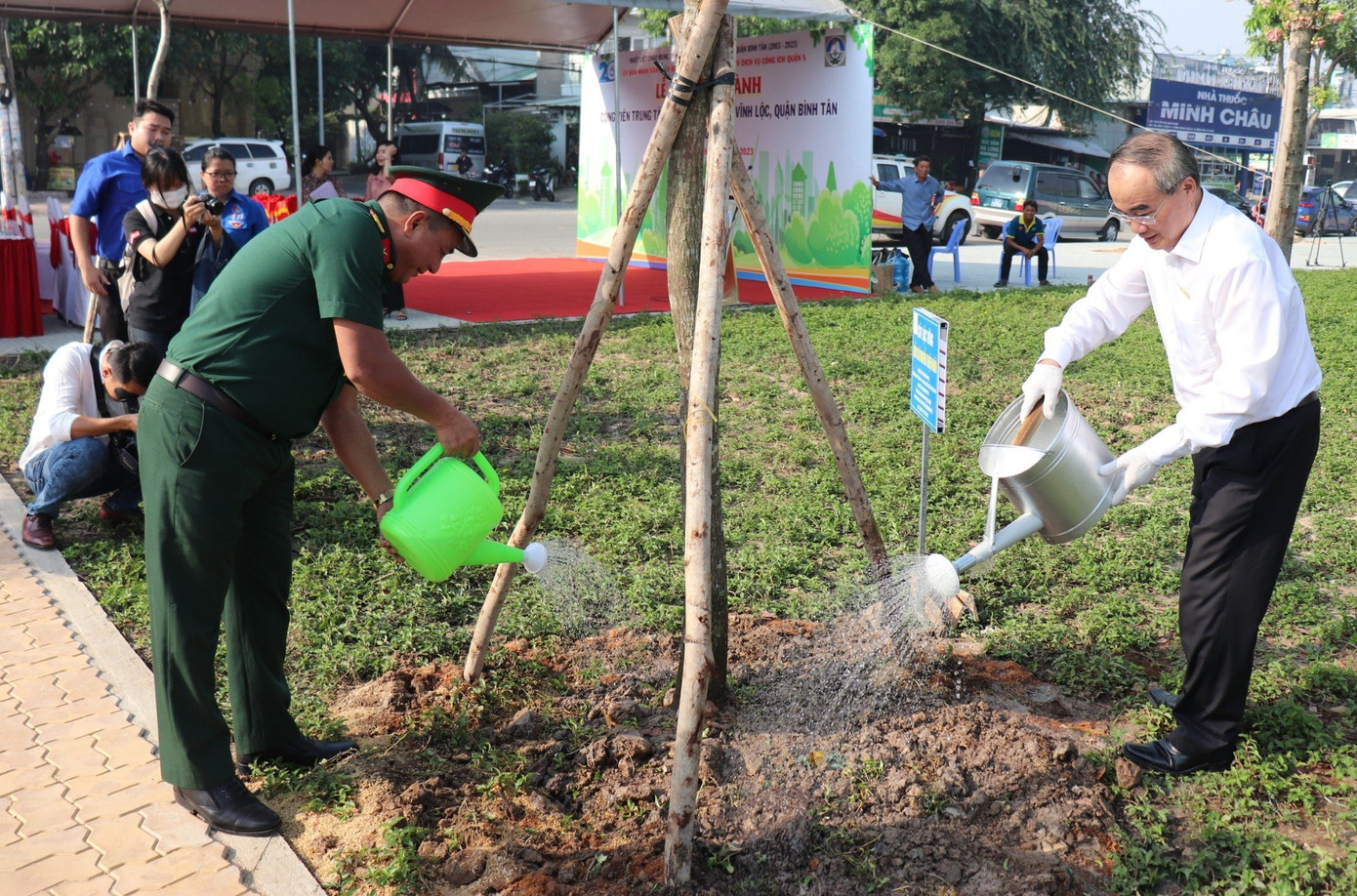 Nguyên Bí thư Thành ủy TPHCM Nguyễn Thiện Nhân (bìa phải) tham gia trồng cây xanh trong khuôn viên công viên. Nguyên Bí thư Thành ủy TPHCM Nguyễn Thiện Nhân (bìa phải) tham gia trồng cây xanh trong khuôn viên công viên.