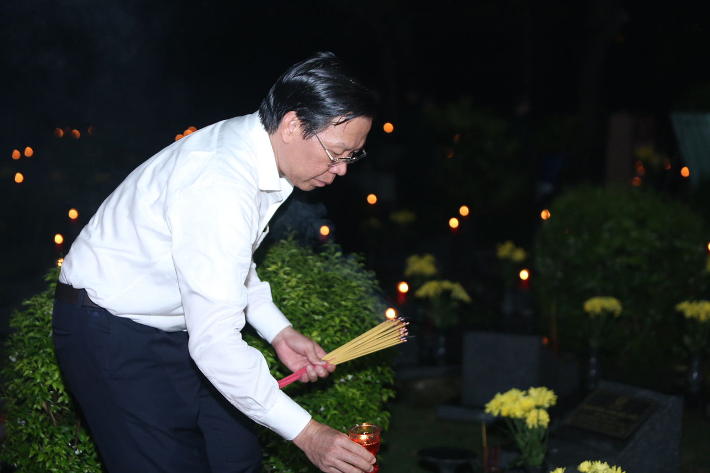 Lãnh đạo TPHCM dâng hương, thắp nến lên các ngôi mộ liệt sĩ tại Nghĩa trang Liệt sĩ TPHCM.