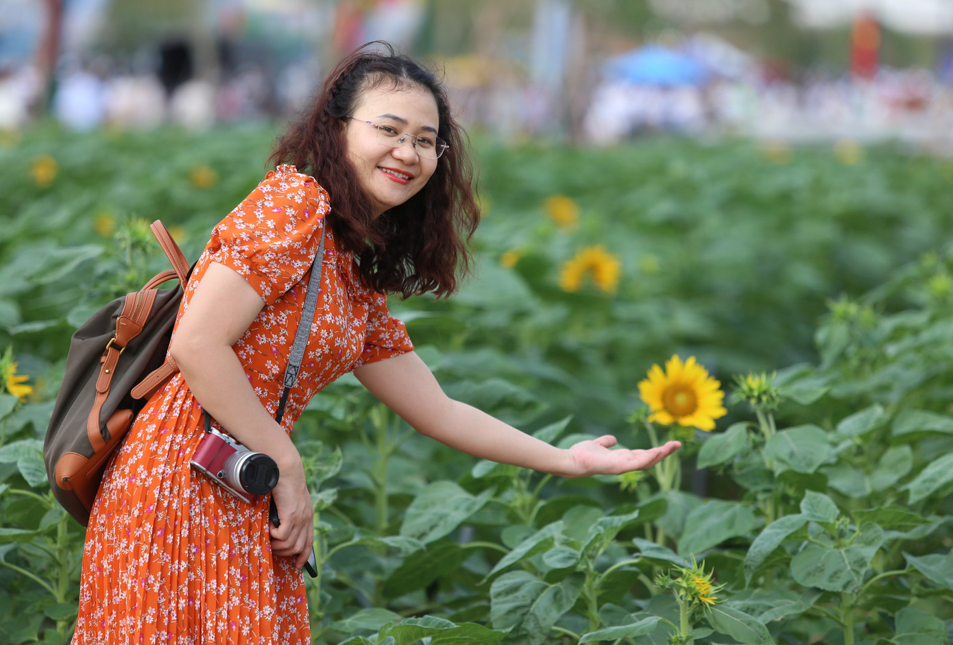 Người dân, du khách lưu lại những khoảnh khắc cùng biểu tượng thân thiện của TP Thủ Đức. Ảnh: Ngô Tùng