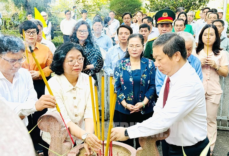 Lãnh đạo TPHCM cùng các đại biểu dâng hoa, dâng hương tại bia tưởng niệm Di tích lịch sử Khu trại giam Bệnh viện Chợ Quán. Ảnh: Thành ủy TPHCM