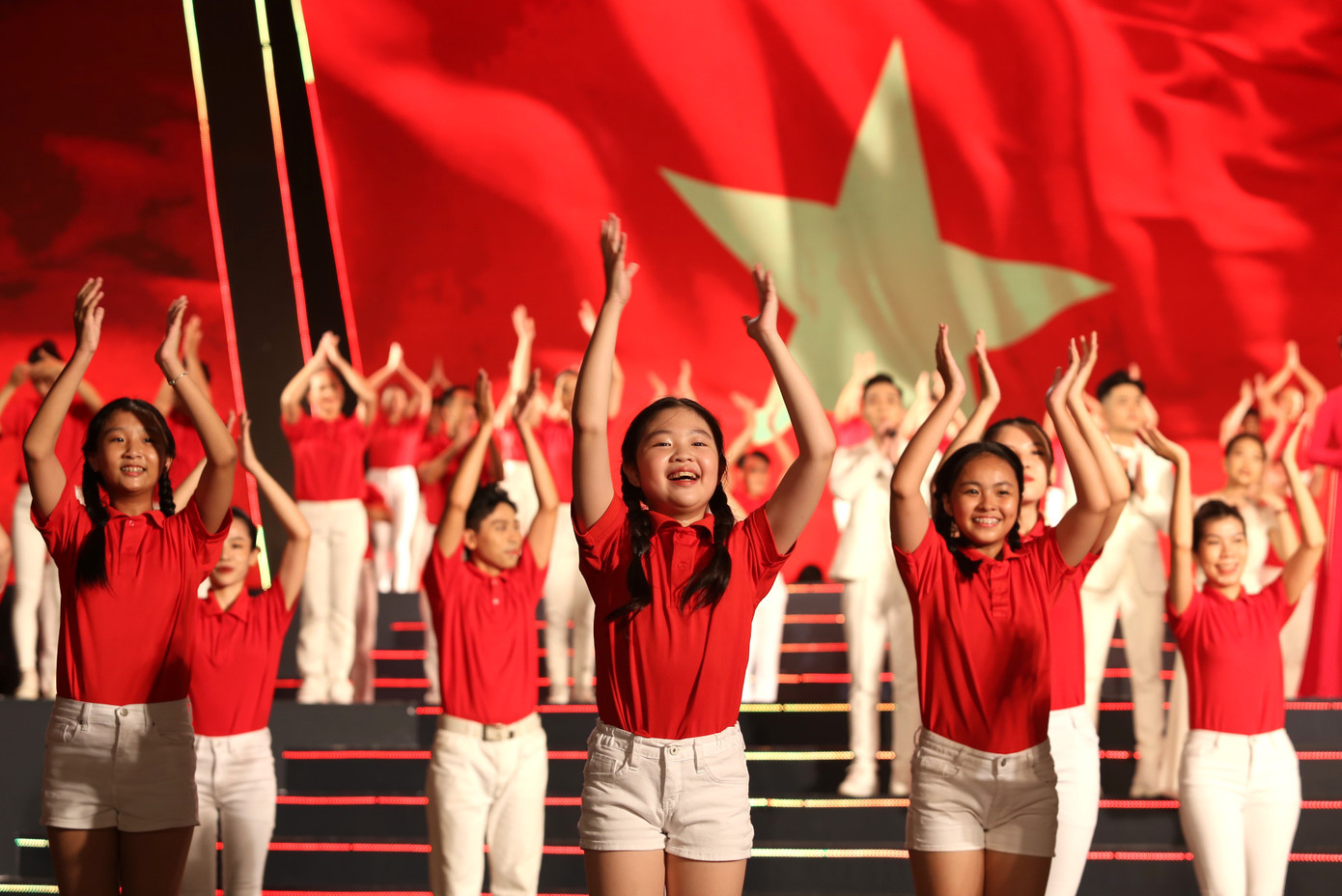 Nhóm thiếu nhi ABC Kids cùng các nhóm ca múa hòa giọng đầy khí thế, sôi động với liên khúc Tôi tự hào là tương lai Việt Nam, Việt Nam I love.