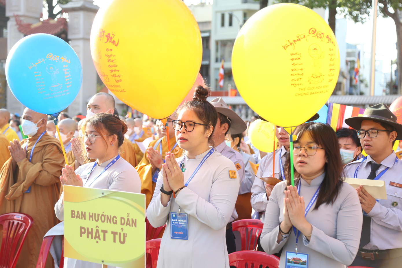Đông đảo Chư tôn đức tăng ni, bà con Phật tử các cơ quan chuyên môn Phật giáo TPHCM, các cơ sở tự viện trên địa bàn thành phố cùng tề tựu tại Việt Nam Quốc tự dự đại lễ.