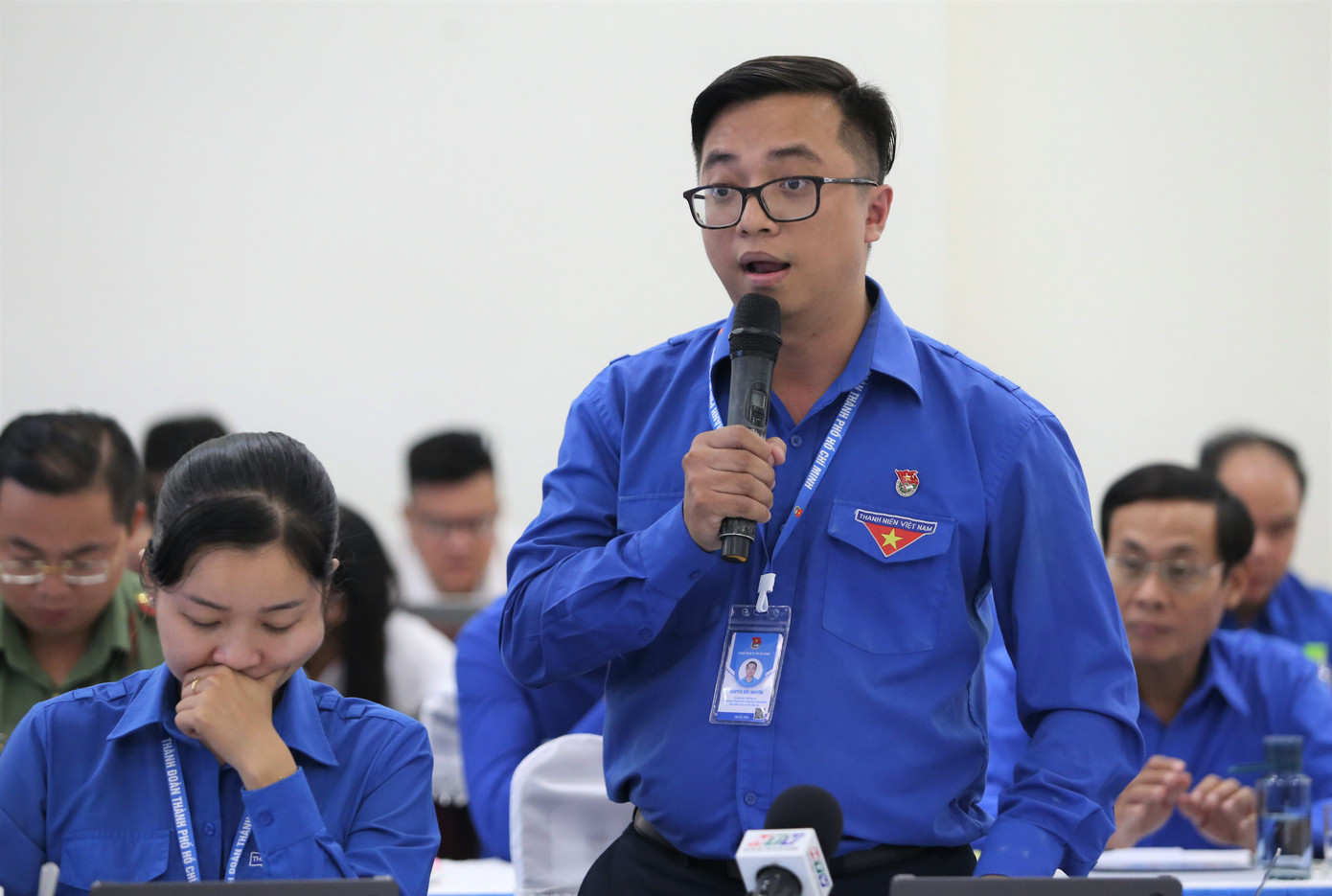 Anh Đức Nguyên chia sẻ cùng lãnh đạo thành phố.