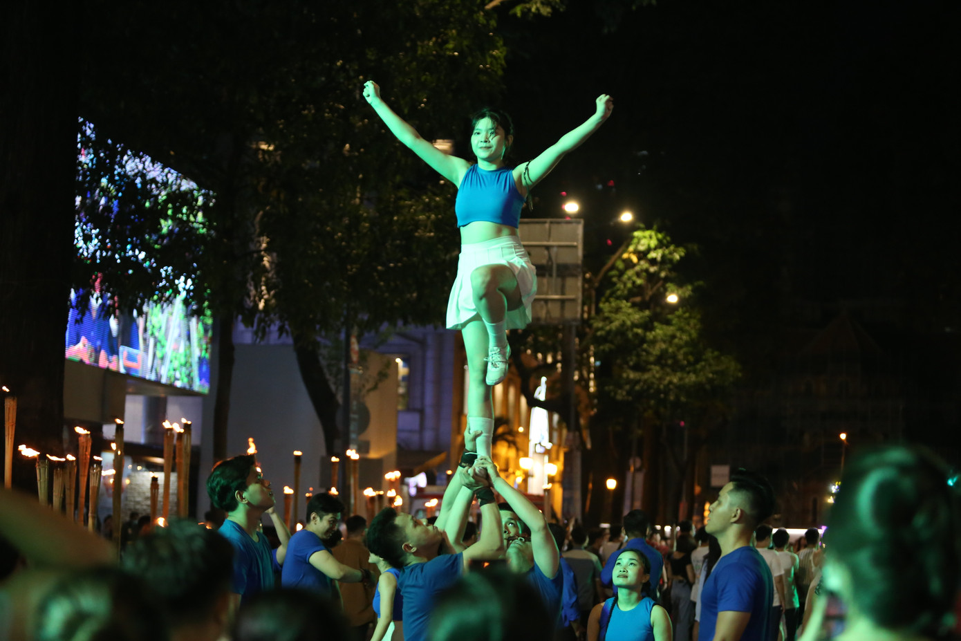 Câu lạc bộ Cheerleading Nhà Văn hóa Thanh niên mang đến cho khán giả, bạn trẻ những màn biểu diễn đẹp mắt.