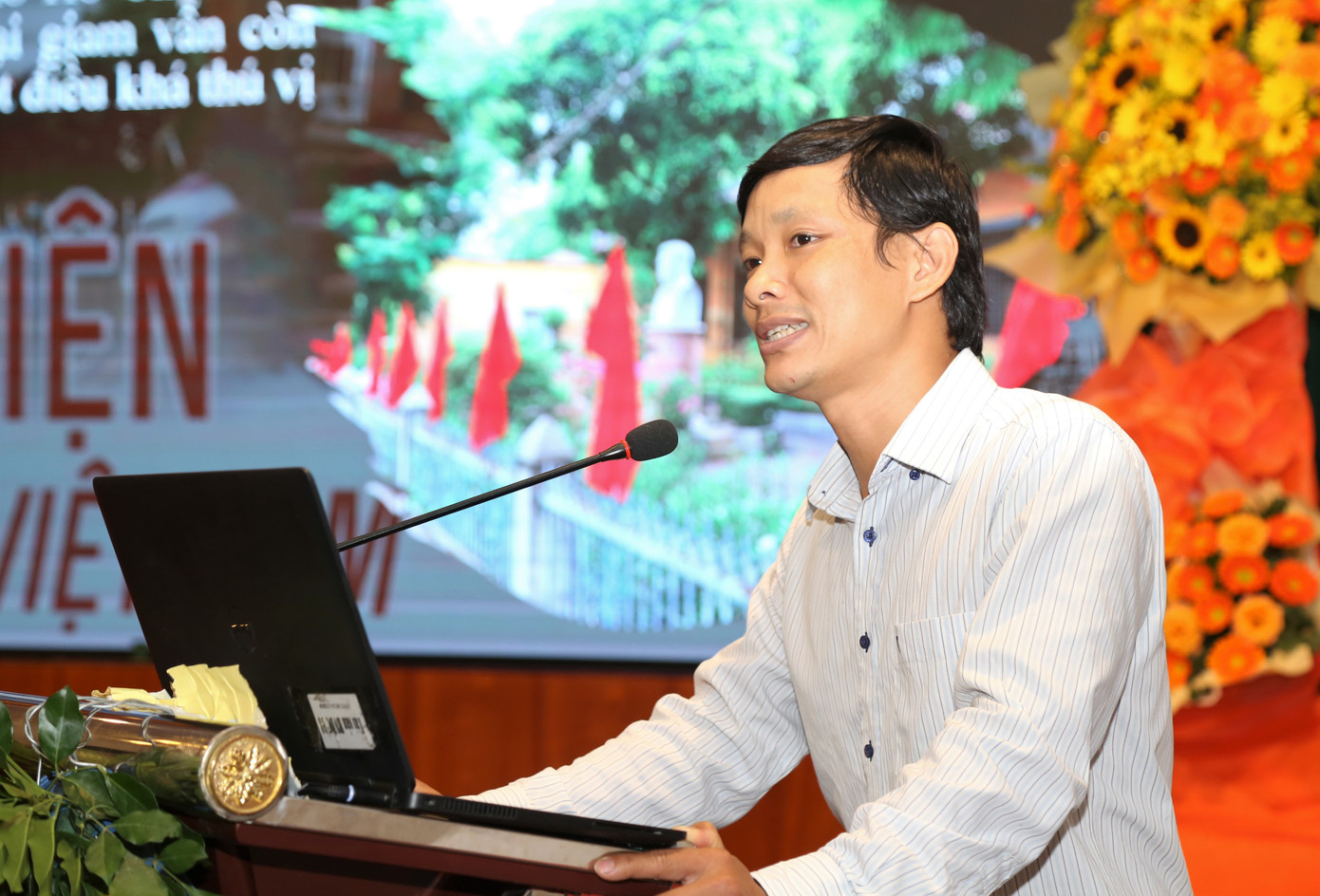 TS. Huỳnh Bá Lộc trao đổi tại hội thảo. TS. Huỳnh Bá Lộc trao đổi tại hội thảo.