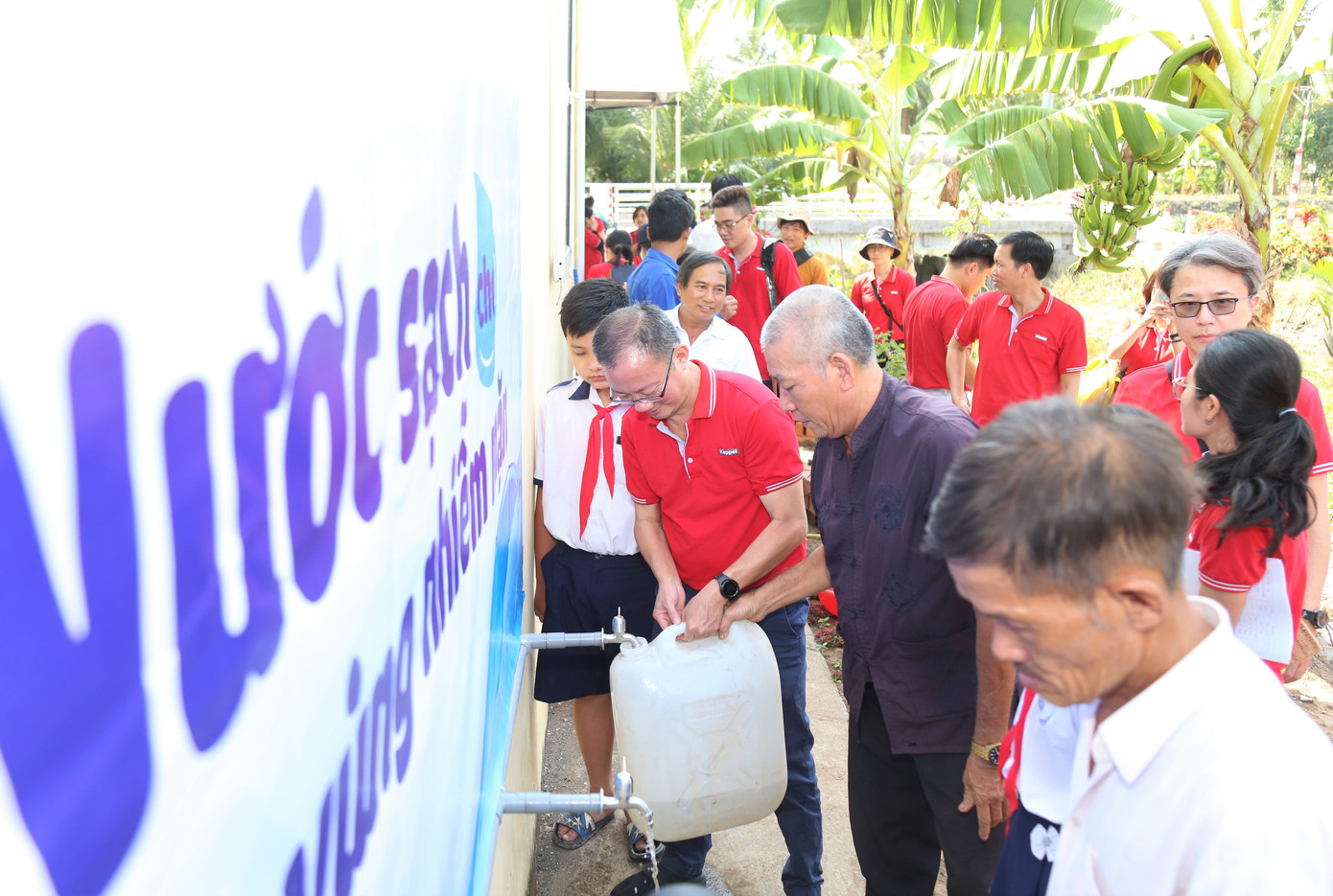 Bà con xã Tân Thạnh chính thức có nguồn nước sạch sử dụng ngay tại địa phương.