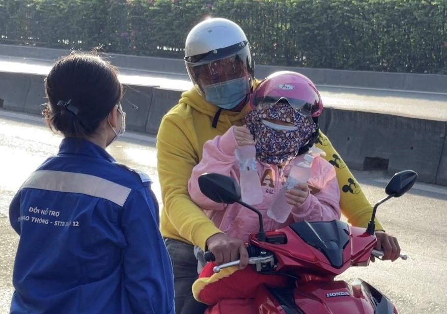 Các tình nguyện viên cố gắng chia nhau túc trực suốt ngày để hỗ trợ được nhiều bà con nhất.