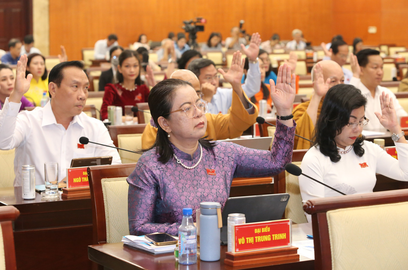 Đại biểu thông qua một số nội dung trình tại kỳ họp. Ảnh: Ngô Tùng.