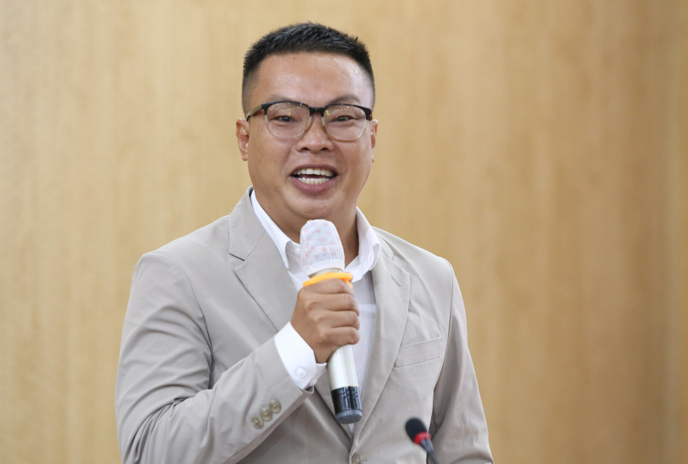 TS. Phạm Ngọc Hiền trao đổi tại tọa đàm. Ảnh: Ngô Tùng