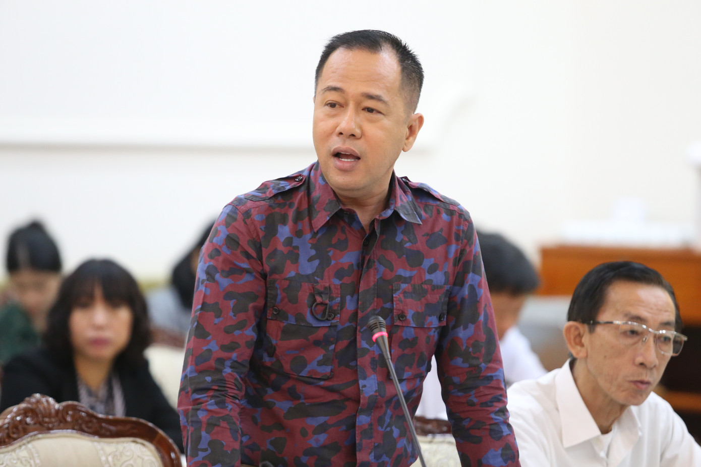 Các chuyên gia, nhà quản lý giáo dục trao đổi với đoàn giám sát.