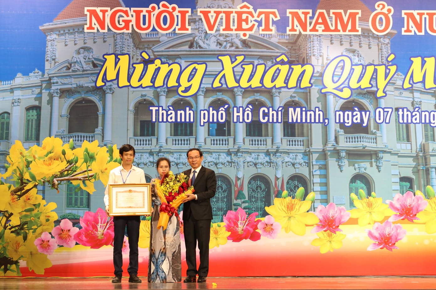 Bí thư Thành ủy TPHCM Nguyễn Văn Nên trao bằng khen của Thủ tướng Chính phủ cho bà Lê Thị Mỹ Châu. Bí thư Thành ủy TPHCM Nguyễn Văn Nên trao bằng khen của Thủ tướng Chính phủ cho bà Lê Thị Mỹ Châu.