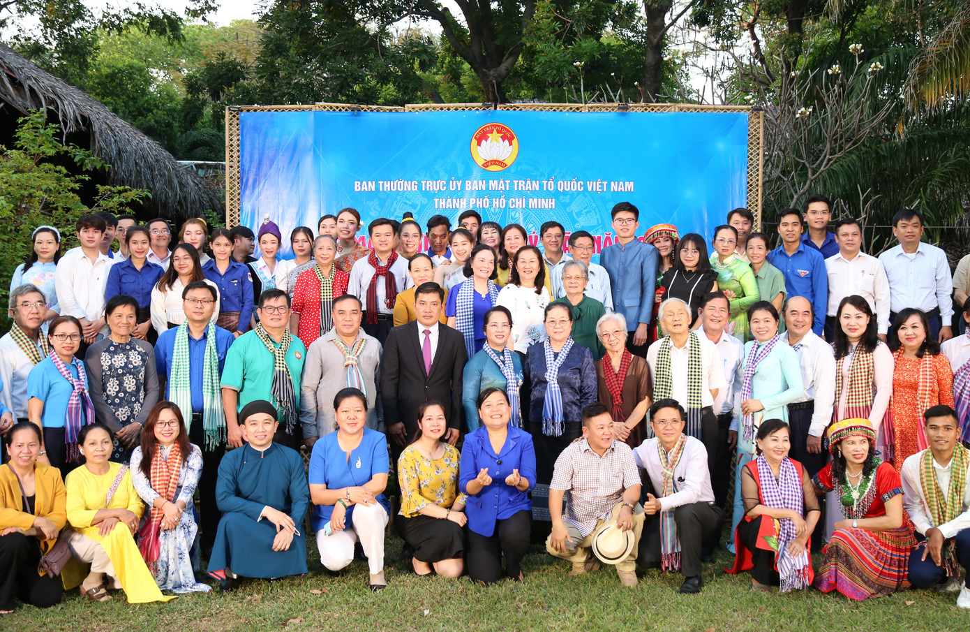 Các gia đình Việt, sinh viên Lào, Campuchia chụp ảnh lưu niệm cùng lãnh đạo TPHCM, các cơ quan lãnh sự... Các gia đình Việt, sinh viên Lào, Campuchia chụp ảnh lưu niệm cùng lãnh đạo TPHCM, các cơ quan lãnh sự...