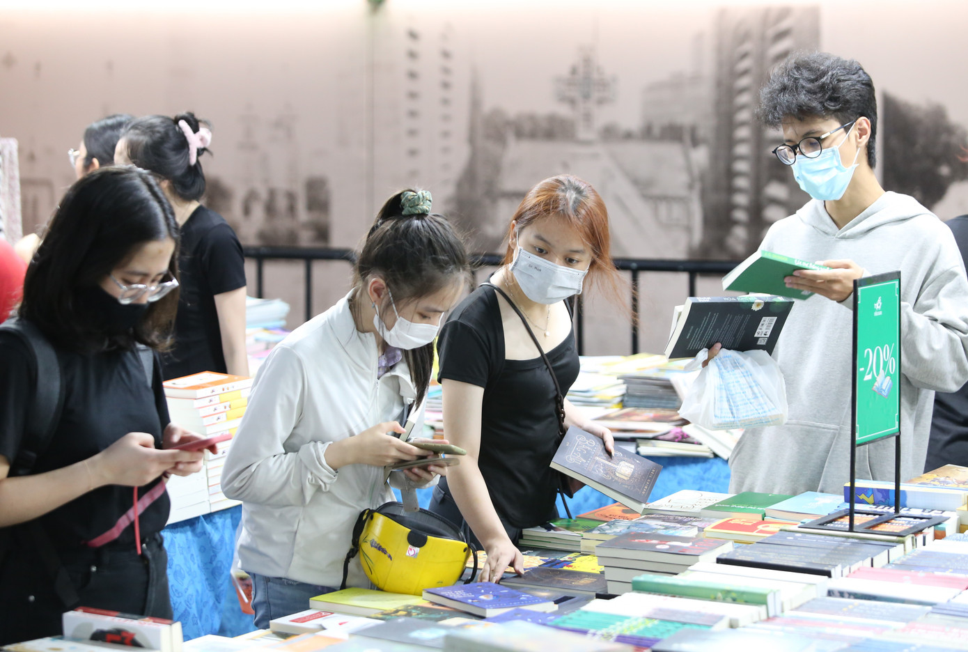 Bạn trẻ tham khảo tại gian hàng sách trong khuôn khổ Ngày sách và Văn hóa đọc. Ảnh: Ngô Tùng.