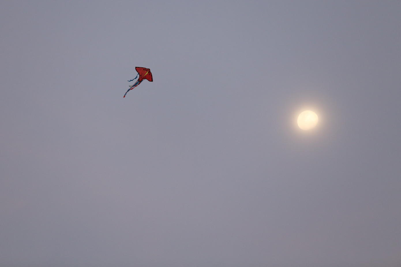 Trời chập choạng tối, nhiều cánh diều "tiếp cận" với ông Trăng trên trời cao.