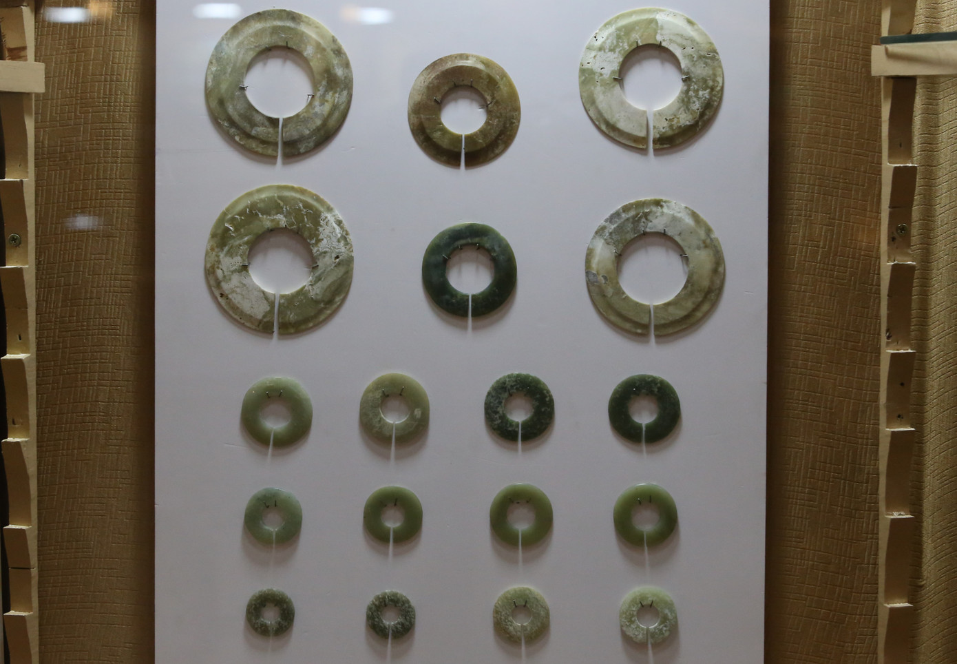 Nhiều mẫu khuyên tai thời xưa. Có thể thấy, các mẫu trang sức của phụ nữ thời xưa có kiểu dáng đơn điệu, đồng nhất.