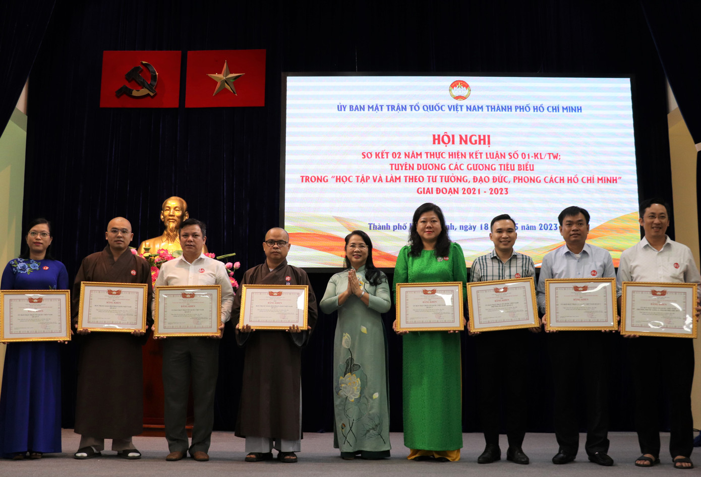 Chủ tịch Ủy ban MTTQ Việt Nam TPHCM Trần Kim Yến trao bằng khen tuyên dương các điển hình học tập và làm theo tư tưởng, đạo đức, phong cách Hồ Chí Minh. Ảnh: MTTQ Chủ tịch Ủy ban MTTQ Việt Nam TPHCM Trần Kim Yến trao bằng khen tuyên dương các điển hình học tập và làm theo tư tưởng, đạo đức, phong cách Hồ Chí Minh. Ảnh: MTTQ