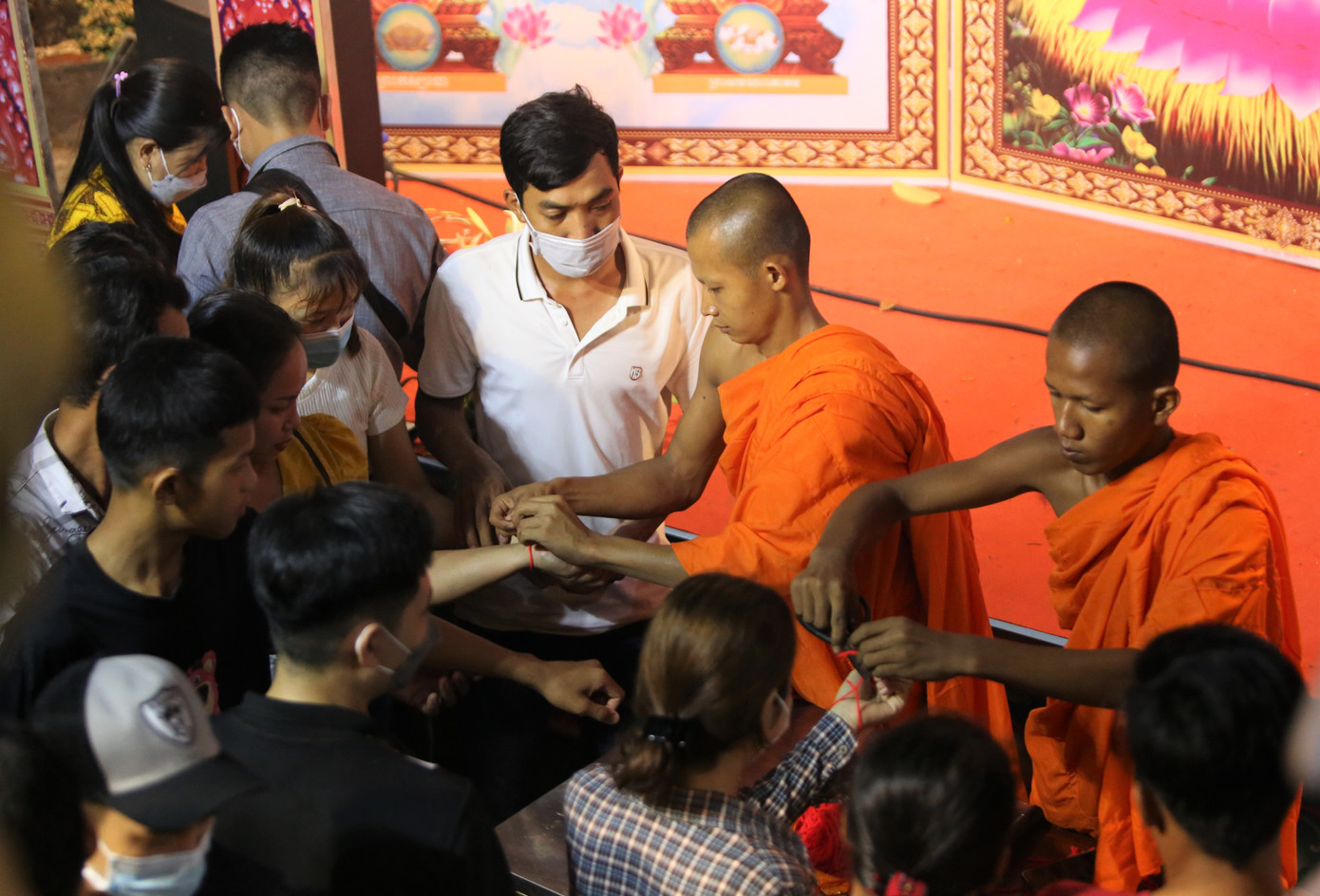 Nghi thức truyền thống này được thực hiện trong những dịp lễ quan trọng của đồng bào dân tộc Khmer như một lời chúc bình an, may mắn.