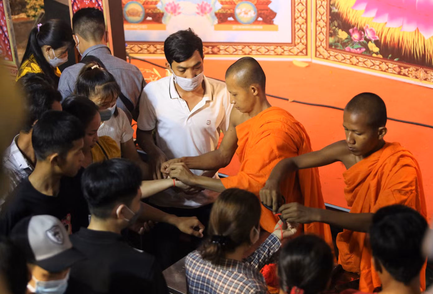 Nghi thức truyền thống này được thực hiện trong những dịp lễ quan trọng của đồng bào dân tộc Khmer như một lời chúc bình an, may mắn.