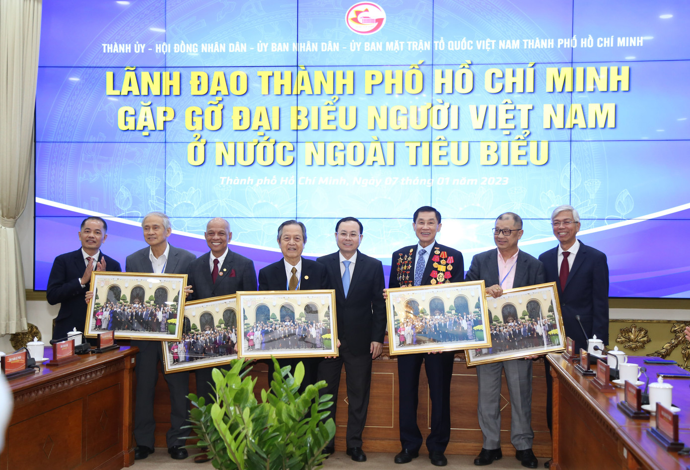 Lãnh đạo TPHCM trao bức ảnh lưu niệm chụp cùng đoàn đại biểu kiều bào tiêu biểu.